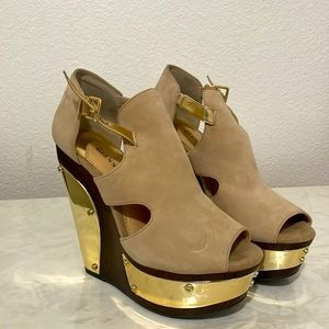 NWOT Gianni Bini Nude Wedges